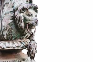 beeldhouwwerk van een leeuw hoofd profiel gemaakt van metaal Aan een wit achtergrond. foto