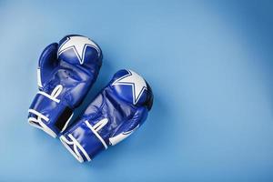 een paar- van leer boksen handschoenen Aan een blauw achtergrond, vrij ruimte. foto