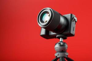 professioneel camera Aan een statief, Aan een rood achtergrond. Vermelding videos en foto's voor uw blog, reportage foto