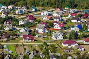 panoramisch antenne visie van privaat ontwikkeling met land huizen of dorp foto