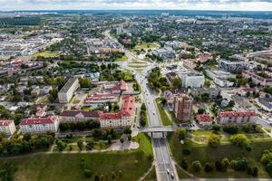 antenne panoramisch visie van een Super goed hoogte van een klein provinciaal groen stad- met een privaat sector en hoogbouw appartement gebouwen foto