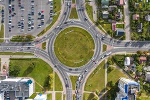 antenne visie van reusachtig weg knooppunt van snelweg met zwaar verkeer Bij stad foto