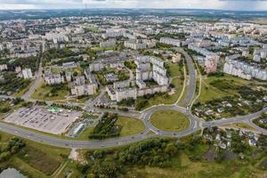 antenne panoramisch visie van een Super goed hoogte van een klein provinciaal groen stad- met een privaat sector en hoogbouw appartement gebouwen foto