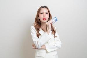 portret mooie aziatische vrouw met creditcard foto