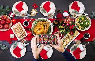 gebakken kalkoen. Kerstmis diner. de Kerstmis tafel is geserveerd met een kalkoen, versierd met helder klatergoud en kaarsen. gebakken kip, tafel. familie diner. top visie foto