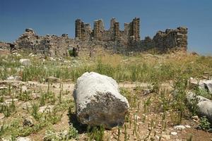 basiliek van aspendos oude stad in antalya, turkiye foto