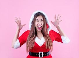detailopname van gelukkig Kaukasisch vrouw vervelend de kerstman kleren schreeuwen emotioneel foto