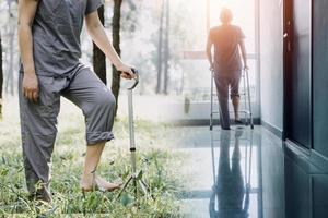 jong Aziatisch fysiek therapeut werken met senior vrouw Aan wandelen met een wandelaar foto