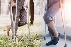 jong Aziatisch fysiek therapeut werken met senior vrouw Aan wandelen met een wandelaar foto