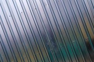 zilver blik ijzer muur met verticaal en diagonaal strepen van een metaal profiel van een metaal vel. textuur, achtergrond foto