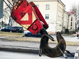 groot zwart en rood metaal ijzer haak voor bouw kraan foto