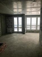 de appartement in de nieuw gebouw met een vrij lay-out zonder reparatie en decoratie met kaal muren en een groot panoramisch Frans venster Aan de geheel muur. concept reparatie, housewarming, gebouw foto