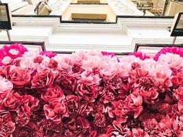 de decoratie van de huis, de facade van de gebouw met rood roze rozen en pioen bloemen. de achtergrond foto