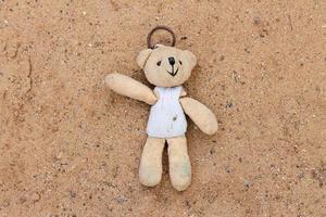 oud teddy bears waren links alleen in de zand, speelgoed dat Nee een was geïnteresseerd in. foto