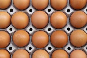veel bruin eieren van een kip boerderij in de pakket foto