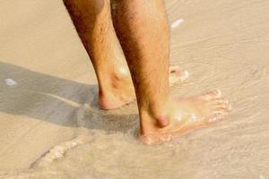 menselijk voeten wandelen Aan de strand,toeristisch kom tot rust Aan zomer vakantie. foto