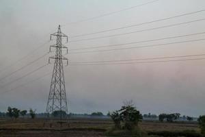 hoog Spanning paal, hoog Spanning toren met lucht zonsondergang achtergrond. foto