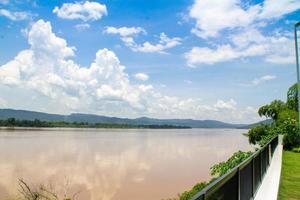 Mekong rivier- visie van een tuin langs de Mekong rivier- zullen zien bergen en mist wit wolken net zo achtergrond foto