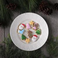 bord met smakelijk Kerstmis suiker koekjes Aan houten tafel foto