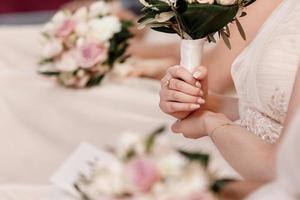 dichtbij omhoog van naakt bruidsmeisjes jurken, bloem boeketten, modern en modieus jurken zittend Aan bruiloft ceremonie. bruiloft dag. hoog kwaliteit foto