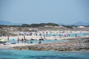 mensen op het levante-strand in formentera, spanje in de zomer van 2021. foto