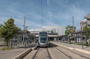 station en trein buiten op de luchthaven van toulouse blagnac in frankrijk in de zomer van 2022. foto