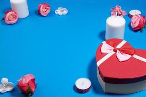 een ansichtkaart van een doos in de vorm van een hart en rosebuds.valentine's dag concept foto