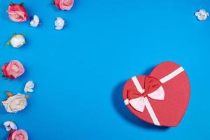 een ansichtkaart van een doos in de vorm van een hart en rosebuds.valentine's dag concept foto