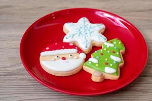 vrolijk Kerstmis met eigengemaakt koekjes Aan hout tafel achtergrond. Kerstmis, partij, vakantie en gelukkig nieuw jaar concept foto