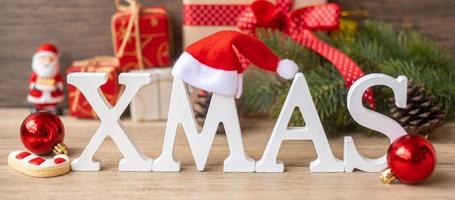 vrolijk Kerstmis met decoratie Aan tafel. Kerstmis vooravond, partij, vakantie en gelukkig nieuw jaar concept foto