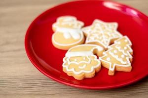 vrolijk Kerstmis met eigengemaakt koekjes Aan hout tafel achtergrond. Kerstmis, partij, vakantie en gelukkig nieuw jaar concept foto