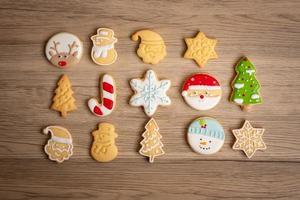 vrolijk Kerstmis met eigengemaakt koekjes Aan hout tafel achtergrond. Kerstmis, partij, vakantie en gelukkig nieuw jaar concept foto