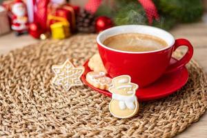 vrolijk Kerstmis met eigengemaakt koekjes en koffie kop Aan hout tafel achtergrond. Kerstmis vooravond, partij, vakantie en gelukkig nieuw jaar concept foto