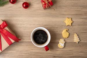 vrolijk Kerstmis met eigengemaakt koekjes en koffie kop Aan hout tafel achtergrond. Kerstmis vooravond, partij, vakantie en gelukkig nieuw jaar concept foto