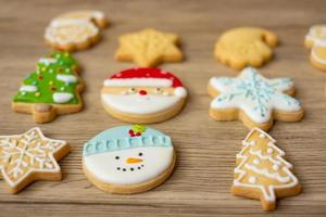 vrolijk Kerstmis met eigengemaakt koekjes Aan hout tafel achtergrond. Kerstmis, partij, vakantie en gelukkig nieuw jaar concept foto