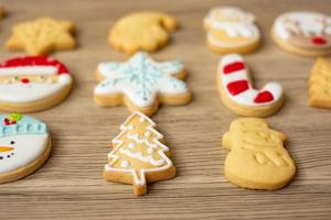 vrolijk Kerstmis met eigengemaakt koekjes Aan hout tafel achtergrond. Kerstmis, partij, vakantie en gelukkig nieuw jaar concept foto