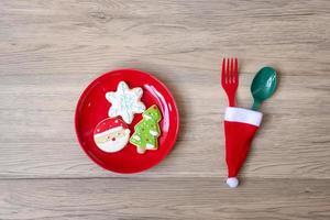 vrolijk Kerstmis met eigengemaakt koekjes, vork en lepel Aan hout tafel achtergrond. Kerstmis, partij en gelukkig nieuw jaar concept foto