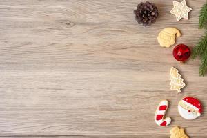 vrolijk Kerstmis met eigengemaakt koekjes Aan hout tafel achtergrond. Kerstmis, partij, vakantie en gelukkig nieuw jaar concept foto