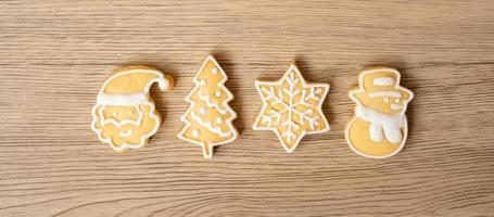 vrolijk Kerstmis met eigengemaakt koekjes Aan hout tafel achtergrond. Kerstmis, partij, vakantie en gelukkig nieuw jaar concept foto