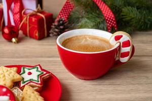 vrolijk Kerstmis met eigengemaakt koekjes en koffie kop Aan hout tafel achtergrond. Kerstmis vooravond, partij, vakantie en gelukkig nieuw jaar concept foto