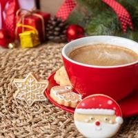 vrolijk Kerstmis met eigengemaakt koekjes en koffie kop Aan hout tafel achtergrond. Kerstmis vooravond, partij, vakantie en gelukkig nieuw jaar concept foto