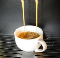 gieten espresso koffie foto