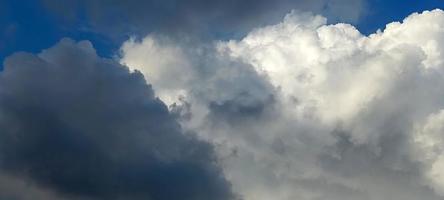 blauw kleur lucht Doorzichtig visie achtergrond met wolk achter de zon foto