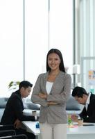 portret van een Aziatisch vrouw groentje in de nieuw ondernemend team in de bedrijf foto