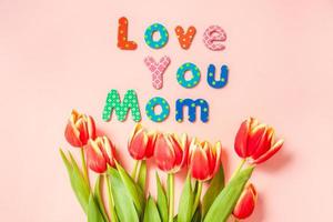 moeders dag groet kaart met rood tulp bloemen foto