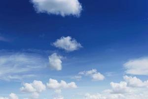 blauwe lucht met wolken foto