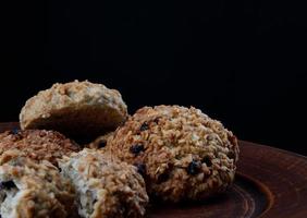 geheel en verpletterd havermout koekjes liggen Aan een klei bord. rustiek havermout koekjes. foto