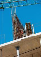 bouw bekisting, versterking voor de bouw van gebouwen. arbeiders maken een beton structuur. foto