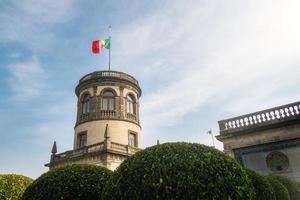 historisch chapultepec kasteel met vlag in Mexico stad met vlag foto