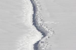 om sporen achter te laten, sporen in sneeuw, voetafdrukken, winterlandschap foto